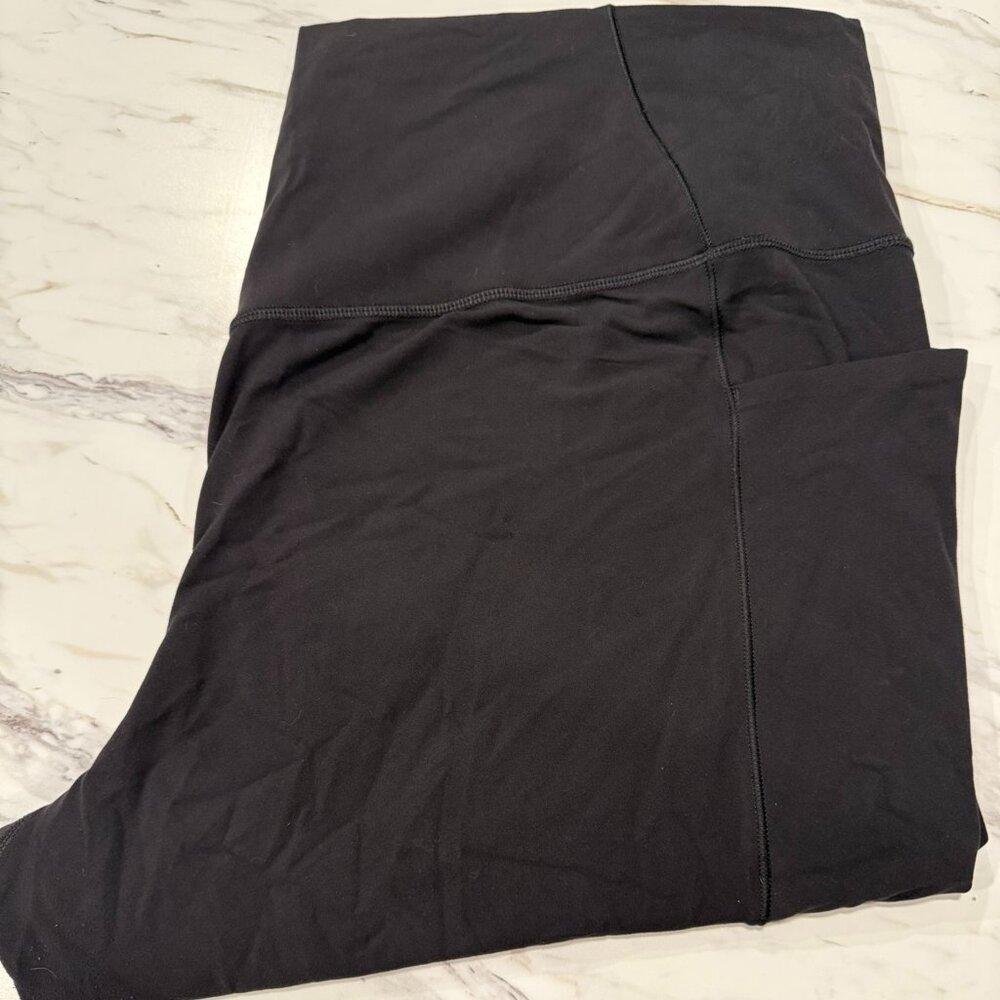 Athleta Black Salutation Stash Capri Leggings